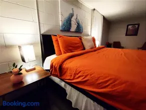 Spacious Suite Close to Downtown Indy/ King Bed - Image 2