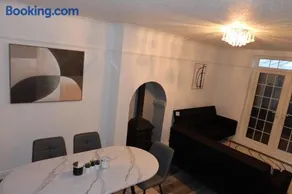 Sleeps 8 - Cosy Contractor and Family Stay - Sandwell Station - Image 2