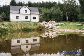 House by the water - Image 1