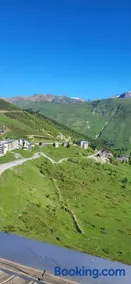 4 personnes au pied des piste et sentier de randonné - Image 4