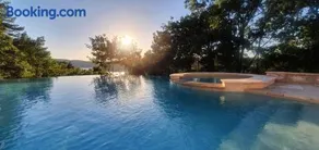 Villa piscine et vue sur le lac - Image 1