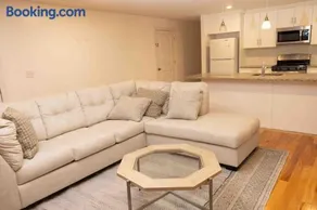 Spacious 3BR Home Near Newark Airport - Image 2