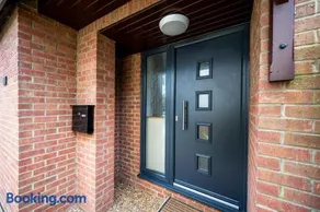 Splendid House Great Location to WAVE Surf & South West Water Park - Super Garden By STAE-Homes - Image 5