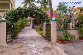BRUNDHA HOMESTAY Villa with Garden - Image 4