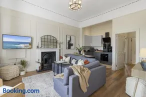 Sea Breeze, Luxury Views Seafront Stylish Home - Image 3
