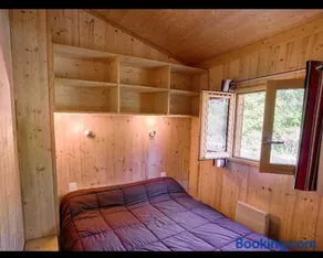 Cabane bois insolite vue montagne piscines famille - Image 5
