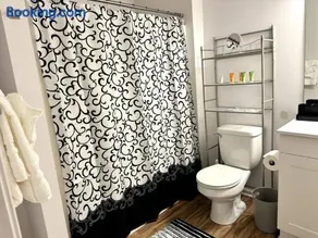 Bright Spacious Renovated Home Master on Main - Image 5