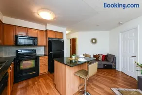 PlanURstay Amazing- 2BR & 2BTH - Walk-in distance to Square One Mall - Image 3