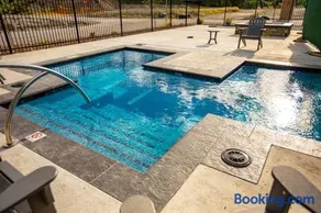 LUX Modern Chalet, Pool & Hot Tub, 10 Mins to the Mountain & Incredible Views - Image 2