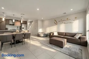 JC House - 4 Br, AC & Wi-Fi Close Coles & Train - Image 3