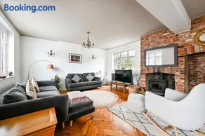Stylish 3-Bed Home Close to Stansted Airport - Image 2