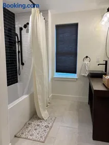 Modern bedroom in Weymouth with private bath - Image 3