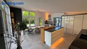 Exklusives Architektenhaus, Pool und Privateinfahrt - Image 2