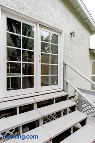 Adorable studio In Oakland Zoo Neib - Image 3