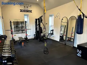 Goring River Retreat with Gym and Wellness Area - Image 3