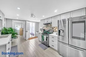 3 bedroom 4 bed duplex large backyard - Image 1