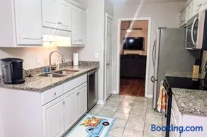 Pet Friendly condo, walk to the Masters - Image 5