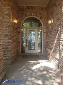 Fully furnished lakefront Retreat - Image 3