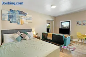 Downtown Urban Lisle Apartments - Near Metra & Naperville With Parking, Desk, Laundry - Image 1