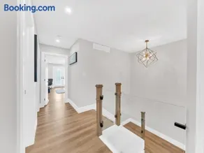 5 Bedrooms Modern Oasis in Downtown Area - Image 2