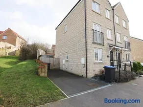 Gregor House By N And N Stays Modern four Bedroom House in Calne with Private Parking, perfect for teams or families staying in the area, Long stays welcome - Image 1
