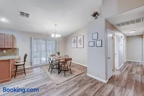 Cozy Getaway with King Bed, BBQ & Spacious Backyard - Image 2