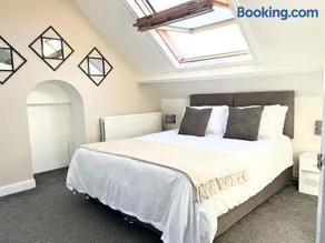 4 Bed House - Sleeps 7 - Free Parking - Image 2
