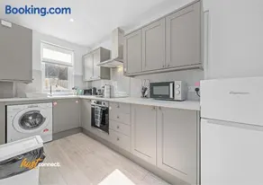 2 Bed Sleeps 4 with Private Parking in Airdrie - Image 4
