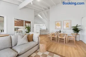 Stylish & Central Coastal Apartment - Image 3