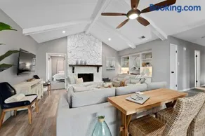 Family or Group Getaway Spacious Home - Porch - Sleeps 10 - Image 1