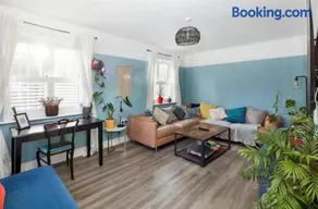 Sleeps 8, off-road parking for 3 cars, pet friendly, welcome hamper - Image 3