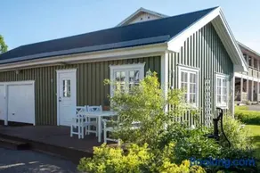 Lilla gröna huset på gården - Image 1