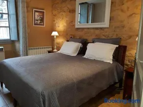 Le Grenier du Chapitre son loft avec les poutres et l'appartement une chambre sans les poutres - Image 1