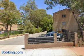 Convenient 2-bedroom apartment - Image 2