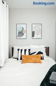 Modern & Spacious Stay by Northwestern Hospital Bronzeville - Image 2
