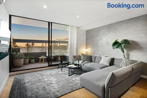 Beachside Gem with Gorgeous Views & Cafes Steps Away! - Image 2