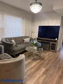 Cozy & Near Downtown & Hyde Park - Image 1
