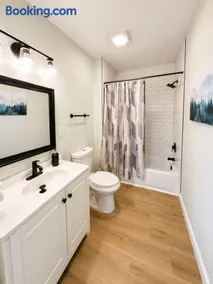 Sleeps 10 4BR Home Perfect for Groups and Families - Image 2