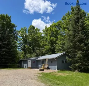 Maple Ridge Trail Side Cabin - Image 2