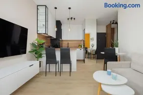 Green Apartment in Warsaw with Parking, Bathtub and Desk for Remote Work by Noclegi Renters - Image 3