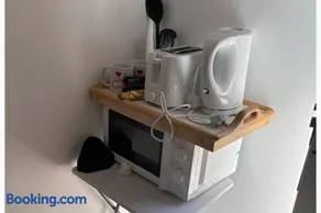 1 Bed Apartment Sleeps 2 - Free Parking - Pets - Image 3