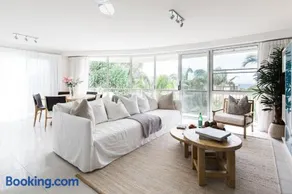 Sunshine Retreat offers Ocean Views and style - Image 1