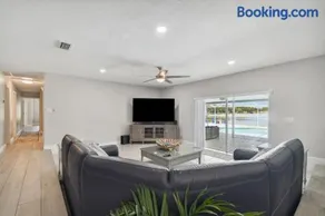 Lake House Westchase area. Heated Pool Waterfront! - Image 5