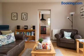 Chase Lodge, Kenilworth, Family Sized Cottage With free Wifi - Image 5