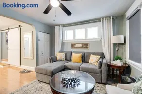 The Urban Cottage 4BR Private Family Retreat Free Parking fully fenced yard - Image 1