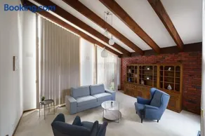 Entire Cozy 4 Bedroom House Surrey Hills - Image 1
