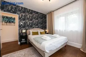 Stylish & Elegant 2-BR Flat In Greenwich London - Image 3