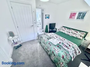 Comfortable En-suite room in peaceful Hampton Home - Image 3
