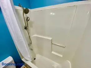 Modern 2-Bedroom Apartment with Private Pool and Balcony in Wilmington - Image 4