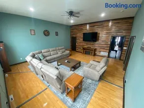 School House Inn, 10 Bed, 4 Bath, Sleeps 18, Game Room, Jetted Tub - Image 1
